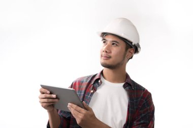 Gülümseyen ve beyaz arka plan üzerinde izole tablet kullanarak Asya mühendisi portresi