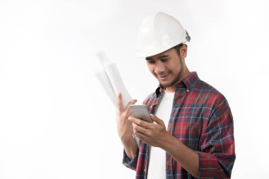 Blueprint tutarak ve beyaz arka plan üzerinde izole bir cep telefonu kullanarak Asya mühendis portresi