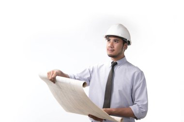 Asya mühendis veya mimar beyaz arka plan üzerinde izole blueprint tutan portresi