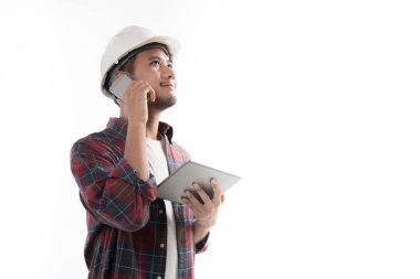 Asya mühendis smartphone ve beyaz arka plan üzerinde izole tablet kullanarak portresi