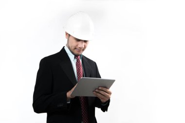 Asya mühendis veya mimar gülümseyen ve beyaz arka plan üzerinde izole tablet kullanma portresi