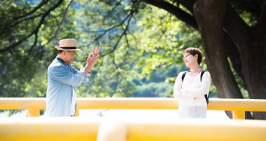 Mutlu romantik Asya kıdemli çift açık park