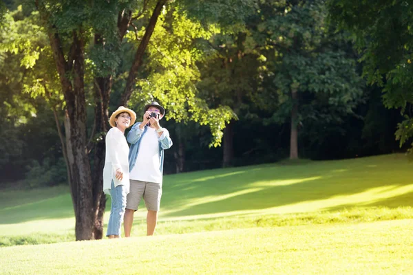 Bild Von Glücklichen Romantischen Asiatischen Senioren Paar Freien Park — Stockfoto