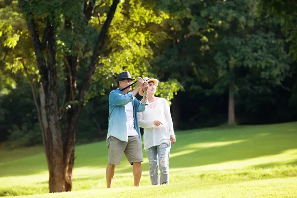 Bild Glada Romantiska Asiatiska Senior Par Utomhus Parken — Stockfoto