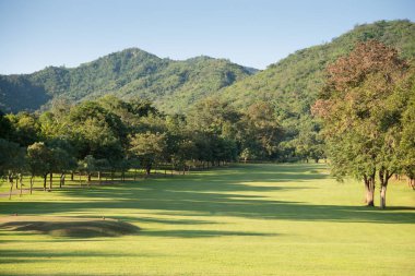 Güneşli bir gün güzel bir golf sahası