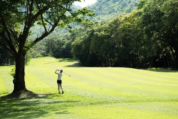 Asyalı Kadın Güzel Doğal Golf Sahasında Golf Oynamak — Stok fotoğraf