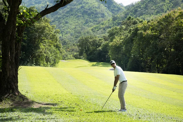 Asijský Mladík Hrát Golf Krásné Přírodní Golfové Hřiště — Stock fotografie