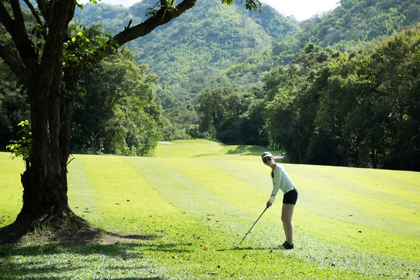 Mujer Asiática Jugando Golf Hermoso Campo Golf Natural —  Fotos de Stock