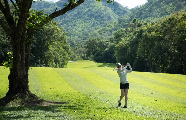 Mujer Asiática Jugando Golf Hermoso Campo Golf Natural —  Fotos de Stock