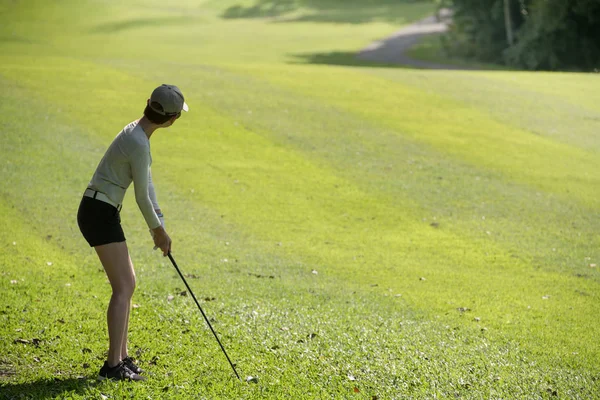 Asijské Žena Hrát Golf Krásné Přírodní Golfové Hřiště — Stock fotografie