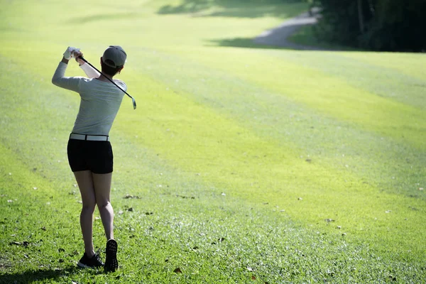 Aziatische Vrouw Golfen Een Prachtige Natuurlijke Golfbaan — Stockfoto