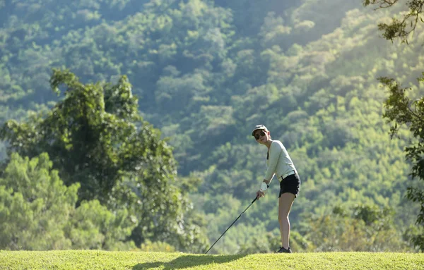 Asyalı Kadın Güzel Doğal Golf Sahasında Golf Oynamak — Stok fotoğraf