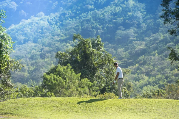 Fiatal Ázsiai Férfi Játszik Golf Egy Gyönyörű Természetes Golfpálya — Stock Fotó