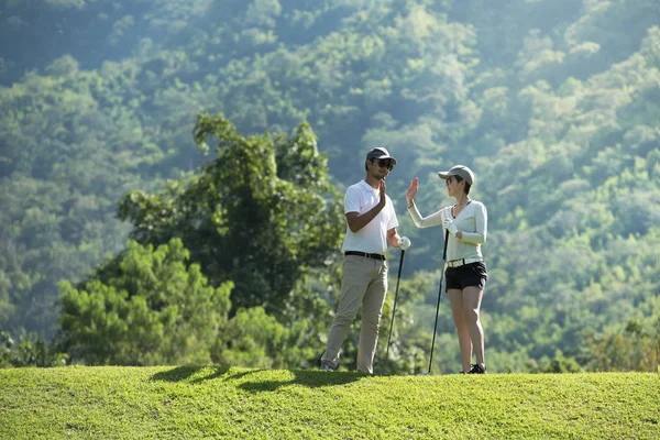 Mann Und Frau Spielen Golf Auf Einem Wunderschönen Natürlichen Golfplatz — Stockfoto