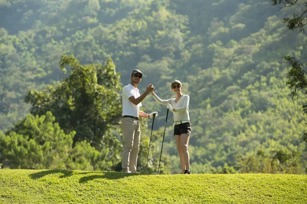 Man Och Kvinna Spela Golf Vacker Naturlig Golfbana — Stockfoto