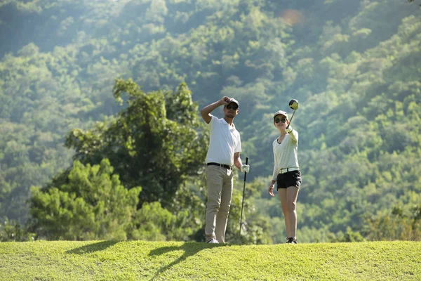 Erkek Kadın Güzel Doğal Golf Sahasında Golf Oynamak — Stok fotoğraf
