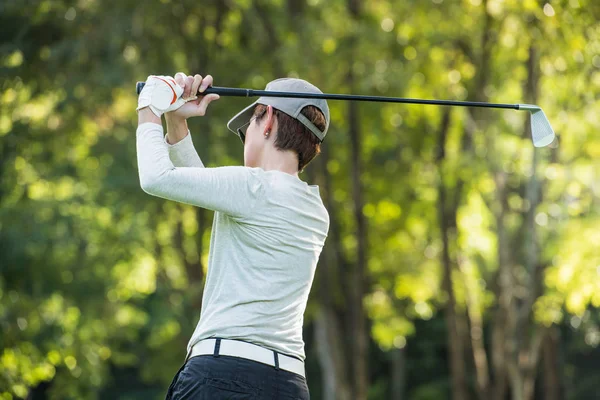 Aziatische Vrouw Golfen Een Prachtige Natuurlijke Golfbaan — Stockfoto