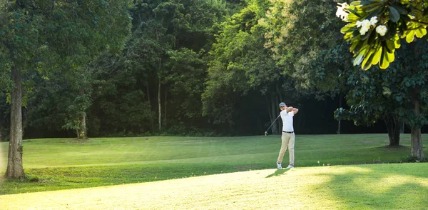 Młody Człowiek Azjatki Gry Golfa Piękne Naturalne Pole Golfowe — Zdjęcie stockowe