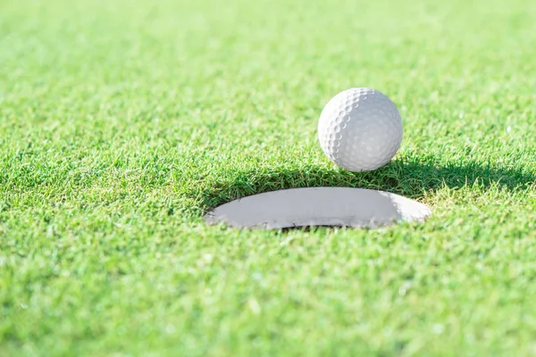 带复制空间的绿色草坪上的高尔夫球场和高尔夫球洞 — 图库照片