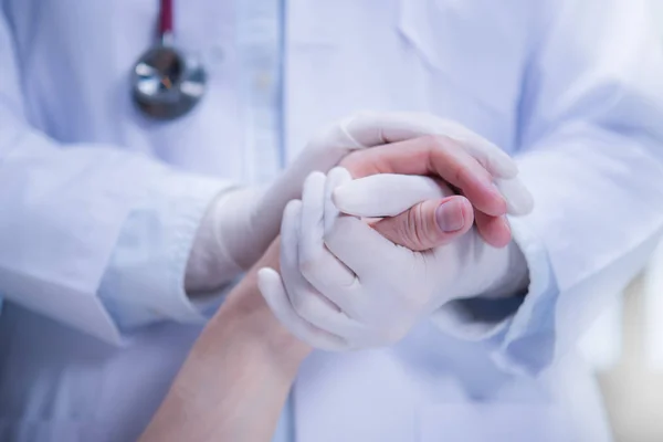 Médico Con Guantes Látex Tomados Mano Del Paciente Para Dar — Foto de Stock