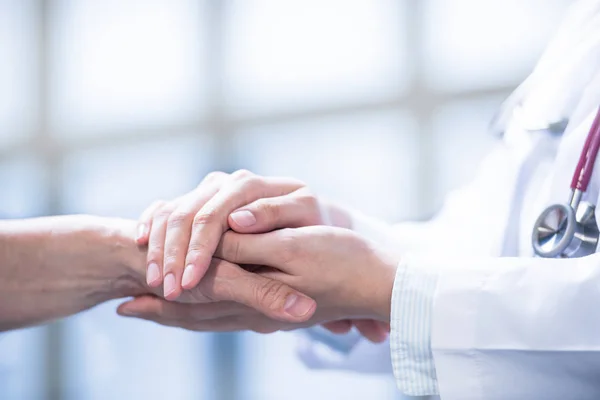 Médico Que Tranquiliza Paciente Tomándose Mano Del Paciente Hospital — Foto de Stock