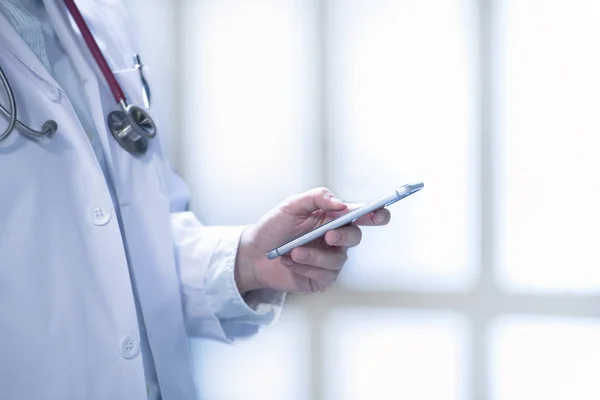 Médico Usando Teléfono Inteligente Para Trabajar Hospital —  Fotos de Stock