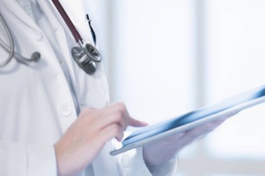 Tıbbi doktor hastanede çalışmak için akıllı tablet kullanma