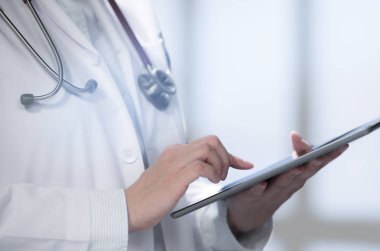 Tıbbi doktor hastanede çalışmak için akıllı tablet kullanma