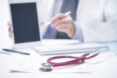 Hastane ortamında panoya not lar yazan ve not alan tıp doktoru