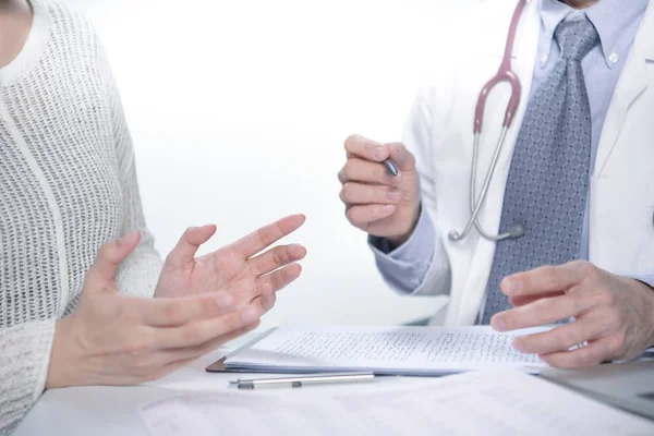 Médico Médico Escribiendo Tomando Notas Portapapeles Entorno Hospitalario — Foto de Stock