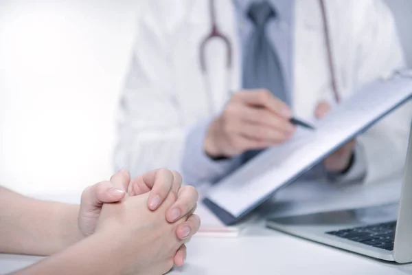 Médico Médico Escribiendo Tomando Notas Portapapeles Entorno Hospitalario — Foto de Stock