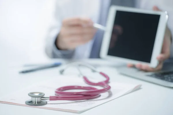 Médico Médico Escribiendo Tomando Notas Portapapeles Entorno Hospitalario —  Fotos de Stock