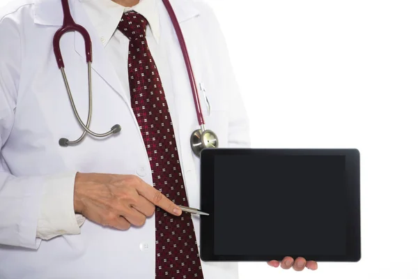 医師が病院の設定でクリップボードに書き込み メモを取る — ストック写真