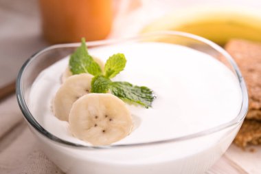 Masada kase de taze muz ile sade yoğurt