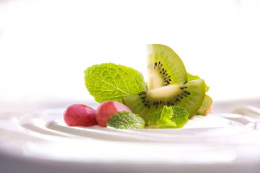 Beyaz arka plan üzerinde izole üstüne taze meyve ile sade yoğurt