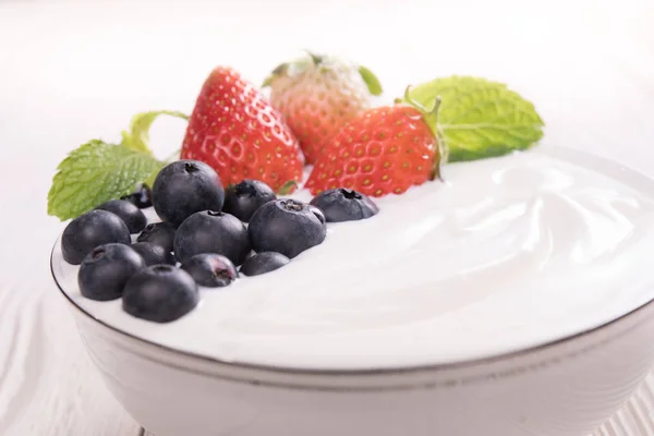 Iogurte Simples Com Frutas Frescas Cima Tigela Mesa — Fotografia de Stock