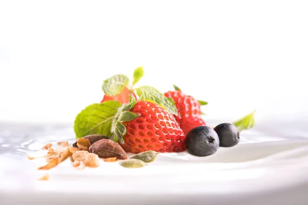 Iogurte Simples Com Frutas Frescas Cima Tigela Isolada Fundo Branco — Fotografia de Stock