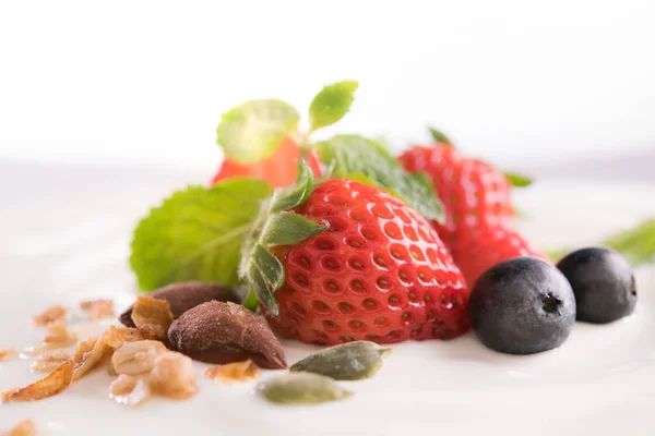 Iogurte Simples Com Frutas Frescas Topo Isolado Fundo Branco — Fotografia de Stock