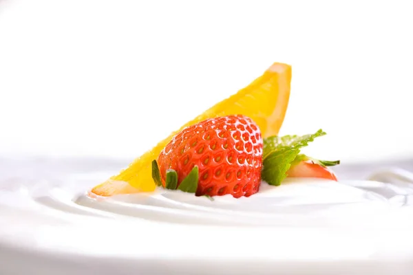 Iogurte Simples Com Frutas Frescas Topo Tigela Isolada Fundo Branco — Fotografia de Stock