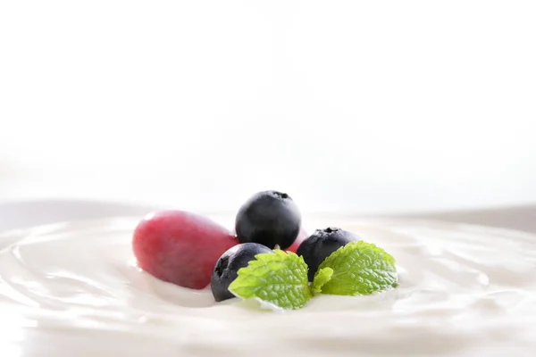 Iogurte Simples Com Frutas Frescas Topo Tigela Isolada Fundo Branco — Fotografia de Stock