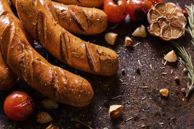 Demir tabakta ızgara sosis ve çeşitli sebzeler