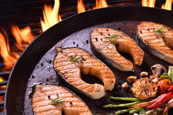 Peixe Salmão Grelhado Com Vários Legumes Panela Grelha Flamejante — Fotografia de Stock