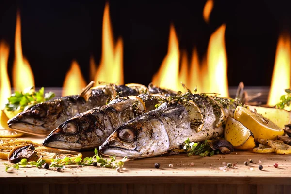 木製のテーブルの上に焼き魚や様々な野菜 — ストック写真