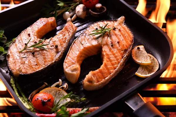 Pescado Salmón Parrilla Con Varias Verduras Sartén Llamas — Foto de Stock