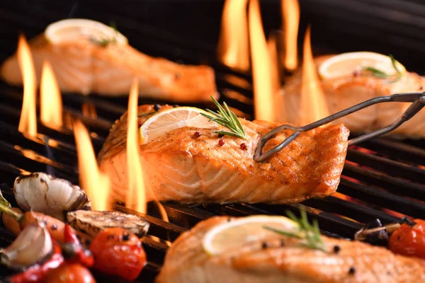 烤鲑鱼鱼与各种蔬菜在燃烧的烧烤 — 图库照片