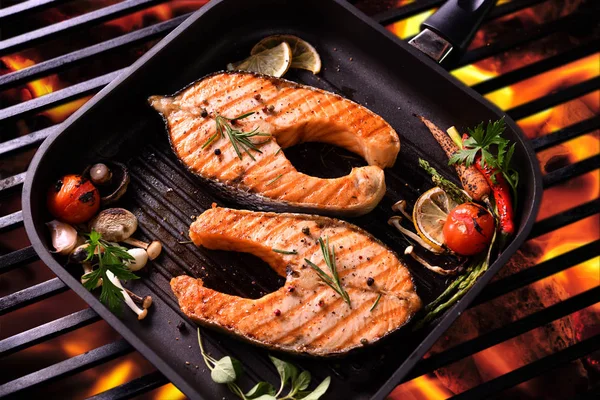 Poisson Saumon Grillé Avec Divers Légumes Sur Poêle Sur Gril — Photo