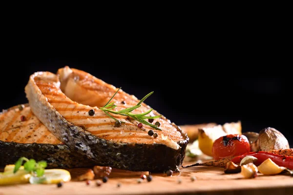 Gegrillter Fisch Und Verschiedene Gemüsesorten Auf Eisenplatte Hintergrund — Stockfoto