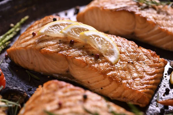 Pescado Parrilla Varias Verduras Sobre Fondo Placa Hierro — Foto de Stock