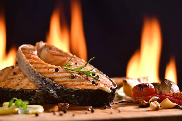 Pescado Parrilla Varias Verduras Sobre Fondo Placa Hierro — Foto de Stock