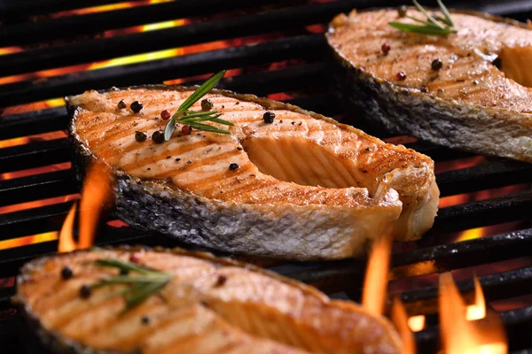 Gegrillter Fisch Und Verschiedene Gemüsesorten Auf Eisenplatte Hintergrund — Stockfoto